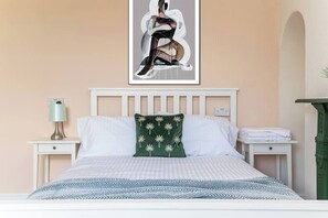 4 bedrooms, iron/ironing board, Internet, bed sheets