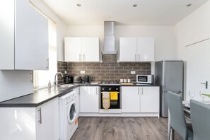 Een koelkast, een microgolfoven, een oven, een kookplaat