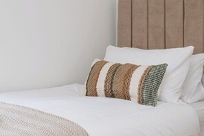 3 bedrooms, iron/ironing board, internet, bed sheets