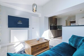 TV, offices - The Calverley Retreat | Leeds | Yorksha Property (Stanningley)