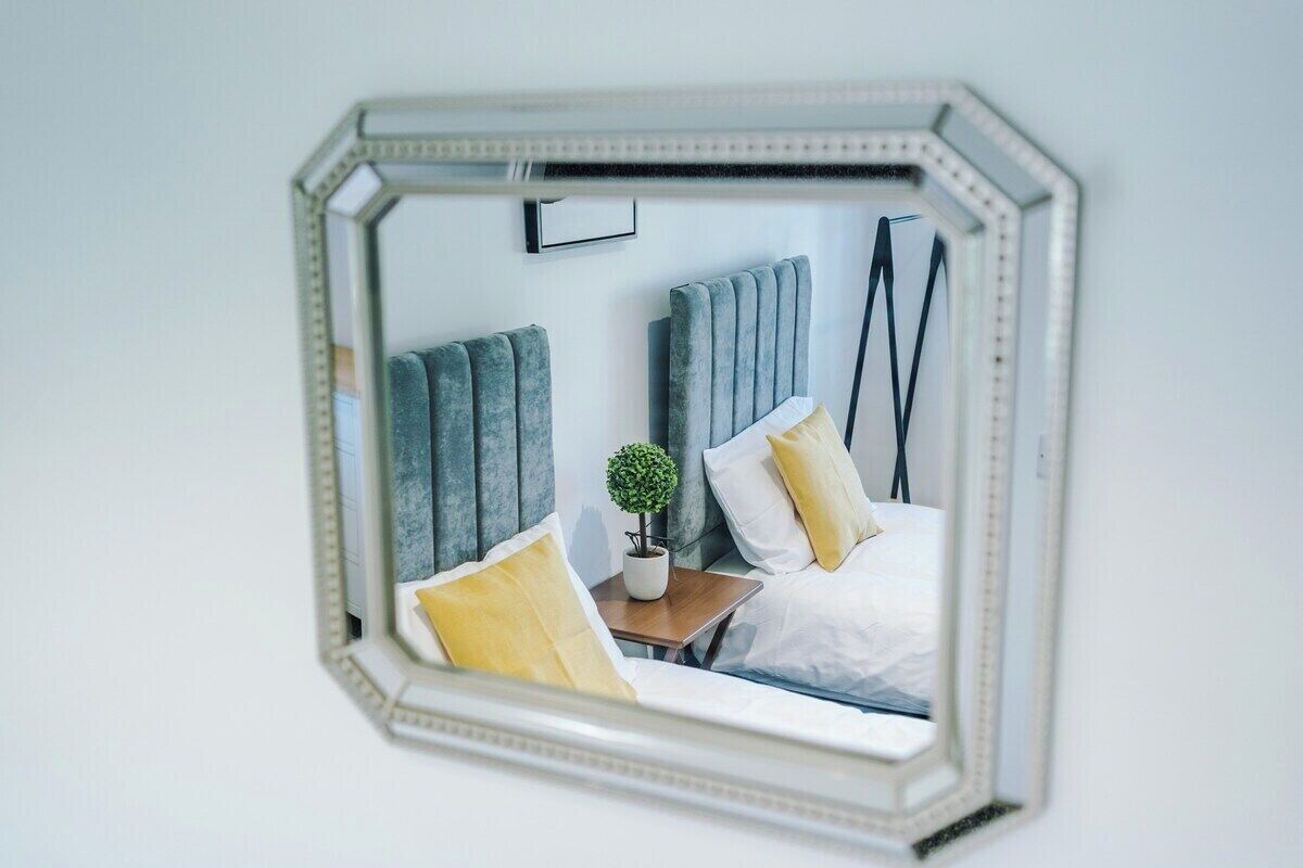 5 bedrooms, iron/ironing board, Internet, bed sheets