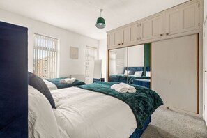 3 habitaciones, tabla de planchar con plancha, internet y ropa de cama 