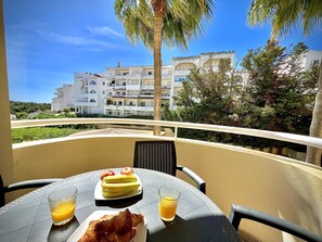 Outdoor dining - Albufeira Marina SOL With Pool by Homing (Albufeira)