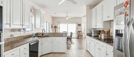 Kühlschrank, Geschirrspüler, Wasserkocher mit Kaffee-/Teezubehör