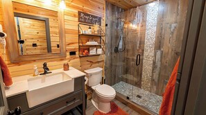 Shower, hair dryer, towels, shampoo - Sasquatch Encounter: Game Rm, Theater, Hot Tub (Sevierville)