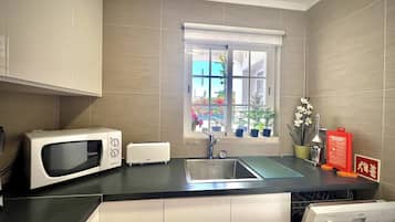 Microondas, horno, lavavajillas y cafetera o tetera