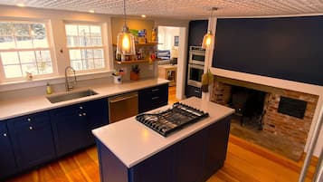 Microondas, horno, parrilla de estufa y lavavajillas