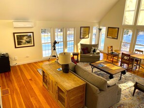Smart TV, fireplace - Dragonfly Cottage: An airy 2-bedroom cottage in delightful Brooklin with WiFi (Brooklin)