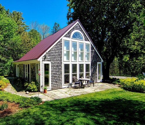 Dragonfly Cottage: An airy 2-bedroom cottage in delightful Brooklin with WiFi