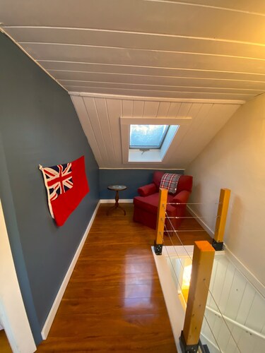 Dragonfly Cottage: An airy 2-bedroom cottage in delightful Brooklin with WiFi