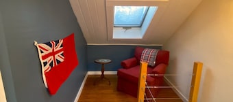 Dragonfly Cottage: An airy 2-bedroom cottage in delightful Brooklin with WiFi