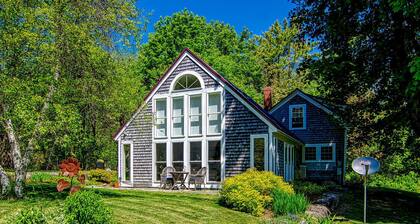 Dragonfly Cottage: An airy 2-bedroom cottage in delightful Brooklin with WiFi