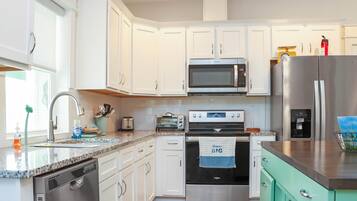House, Multiple Beds (MO Casa Sea Casa) | Private kitchen | Oven, toaster