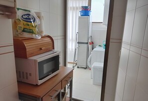 Kühlschrank, Mikrowelle, Ofen, Kochgeschirr/Geschirr/Besteck