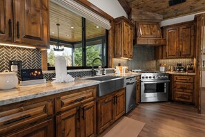 Fridge, microwave, oven, stovetop - Beautiful 5-star cabin! Private hot tub, Views, & New 2023 construction! (Big Bear City)