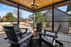 Property grounds - Beautiful 5-star cabin! Private hot tub, Views, & New 2023 construction! (Big Bear City)