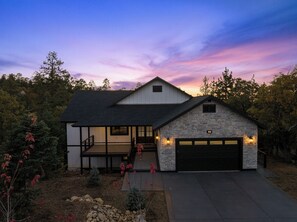 Exterior - Beautiful 5-star cabin! Private hot tub, Views, & New 2023 construction! (Big Bear City)