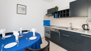 Cafetera/tetera, refrigerador, horno, placa de cocina
