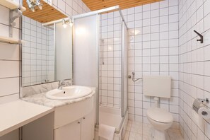Een haardroger, handdoeken