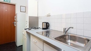 Kaffetrakter/tekoker, kjøleskap og kjøkkenutstyr