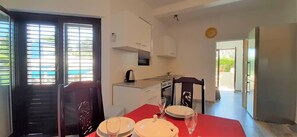 Oven, stovetop, dishwasher, coffee/tea maker - Apartment Danchi in Krk, near the beach, air conditioning, WiFi, up to 4 people (Krk)