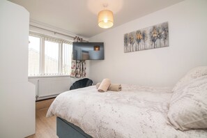 2 chambres, fer et planche à repasser, Wi-Fi, draps fournis
