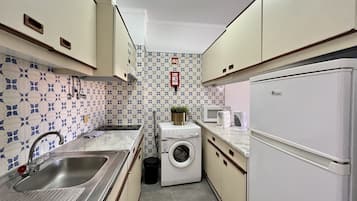 Microwave, oven, mesin pembuat kopi/teh, dan ketel listrik