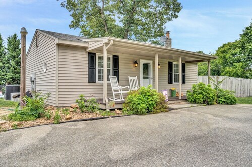 Charming pet friendly 2bedroom cottage with pool and goats in serene Troutville.