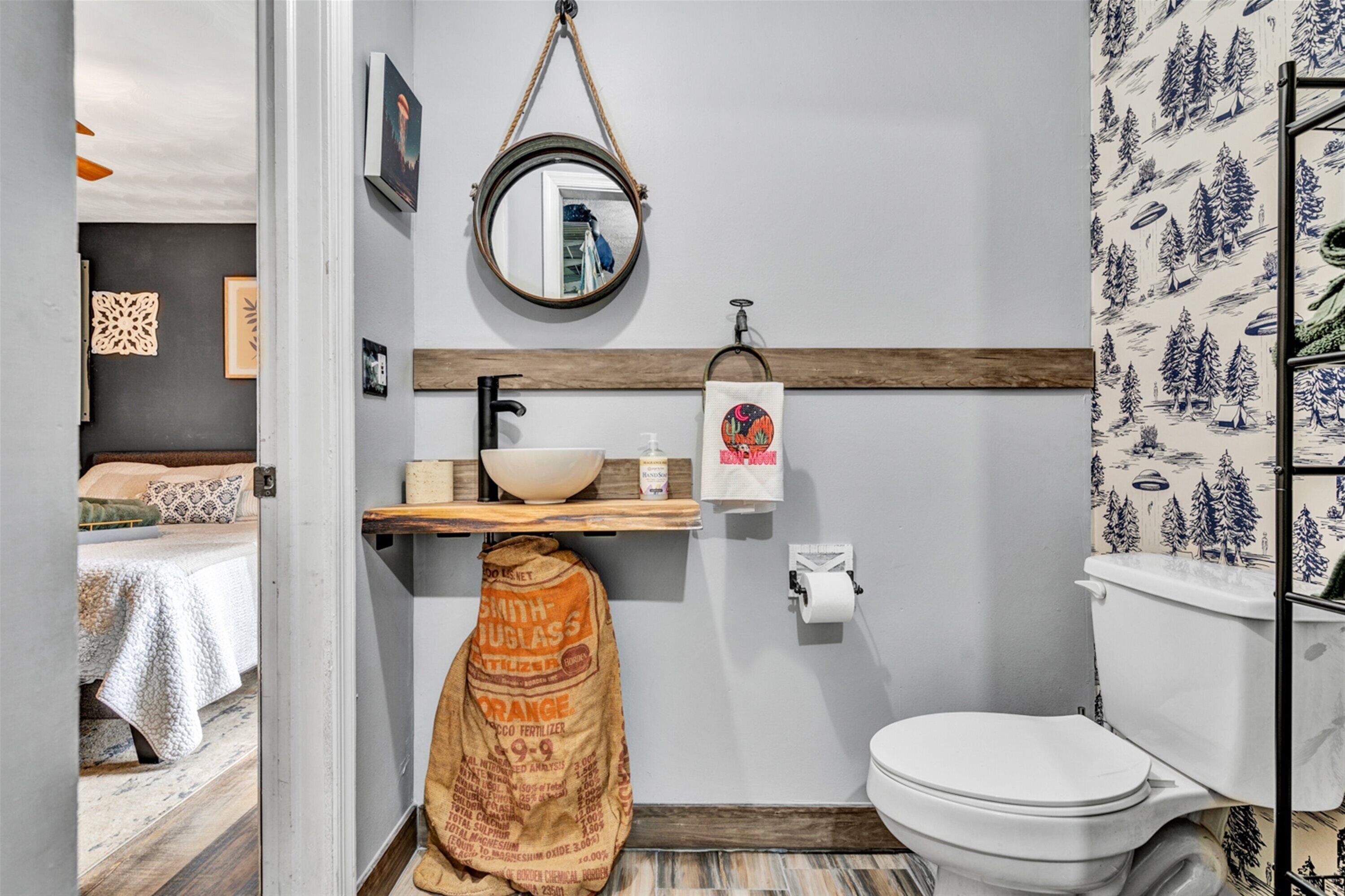 Sèche-cheveux, serviettes fournies, savon, papier toilette