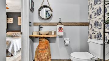 Sèche-cheveux, serviettes fournies, savon, papier toilette