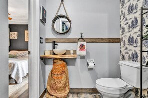 Haartrockner, Handtücher, Seife, Toilettenpapier