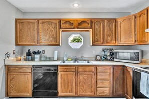 Kühlschrank, Mikrowelle, Ofen, Geschirrspüler