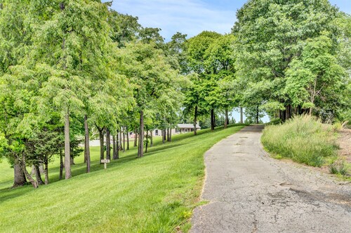 Charming pet friendly 2bedroom cottage with pool and goats in serene Troutville.