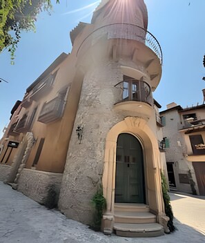 Ein Gebäude mit markanter Architektur, erkennbar am runden Kuppelbau und dem großen Bogenportal.