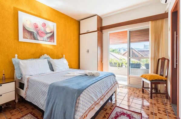 4 bedrooms, WiFi, bed sheets