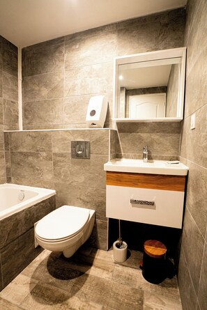 Double Room | Free cribs/infant beds, free WiFi, bed sheets - BREEZE HOTEL (Calais)