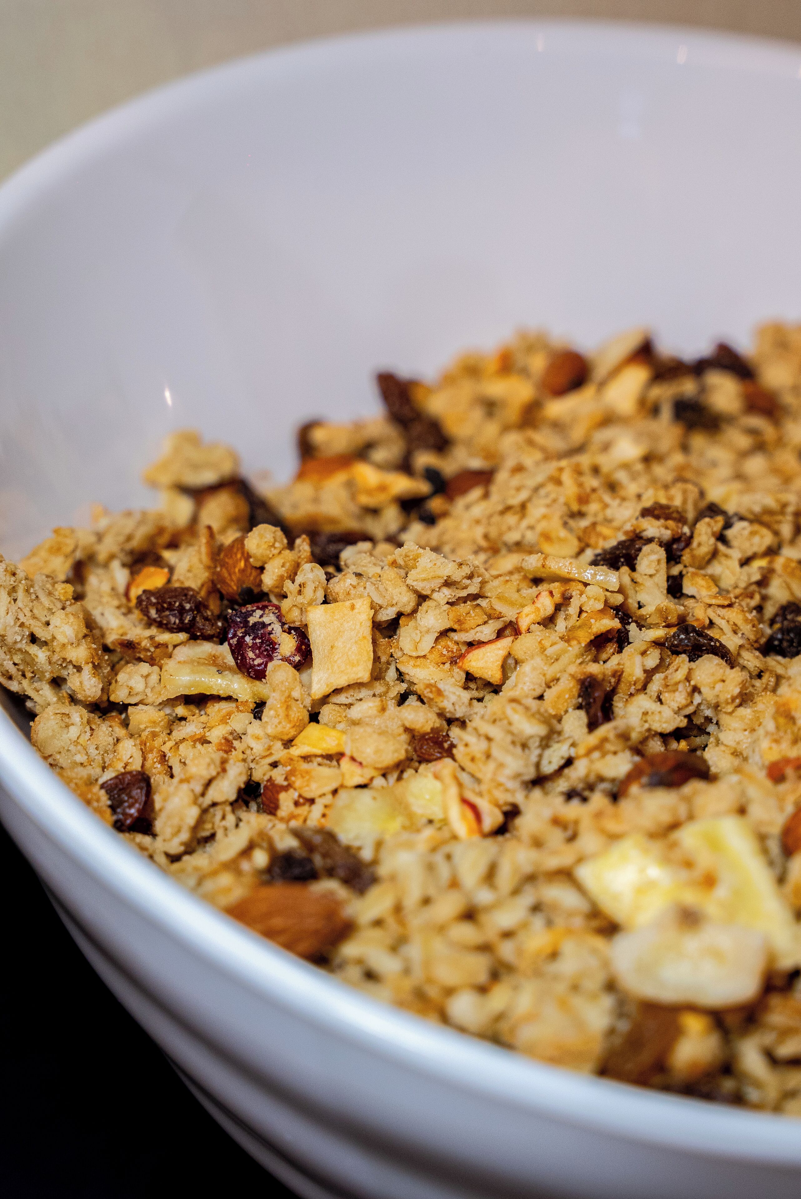 Uma tigela de granola com nozes e frutas secas.