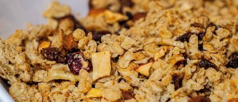 Uma tigela de granola com nozes e frutas secas.