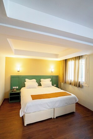 Double Room | Free cribs/infant beds, free WiFi, bed sheets - BREEZE HOTEL (Calais)