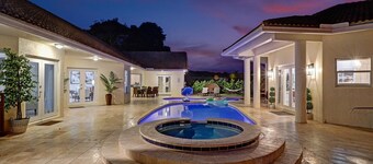 The Grand Luxe 8BR Villa w Pool and Basketball
