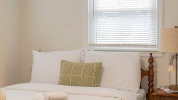 Desk, iron/ironing board, WiFi, bed sheets