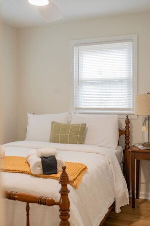 Desk, iron/ironing board, WiFi, bed sheets