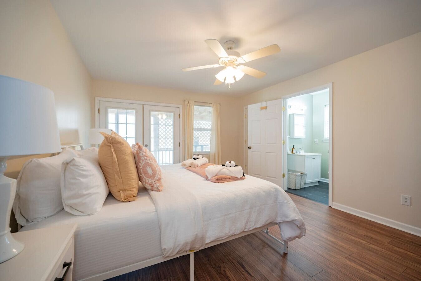 Bureau, fer et planche à repasser, Wi-Fi