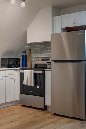 Køleskab, mikrobølgeovn, ovn, kogeplade