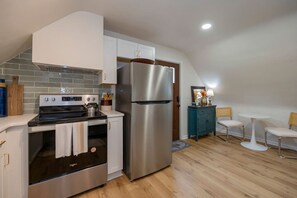 Køleskab, mikrobølgeovn, ovn, kogeplade