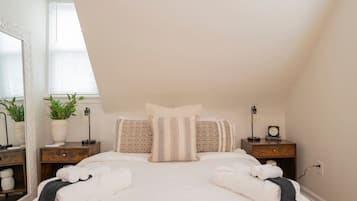 Desk, iron/ironing board, WiFi, bed sheets