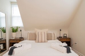 Escritorio, tabla de planchar con plancha, wifi y ropa de cama 