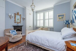 2 habitaciones, escritorio, tabla de planchar con plancha y internet