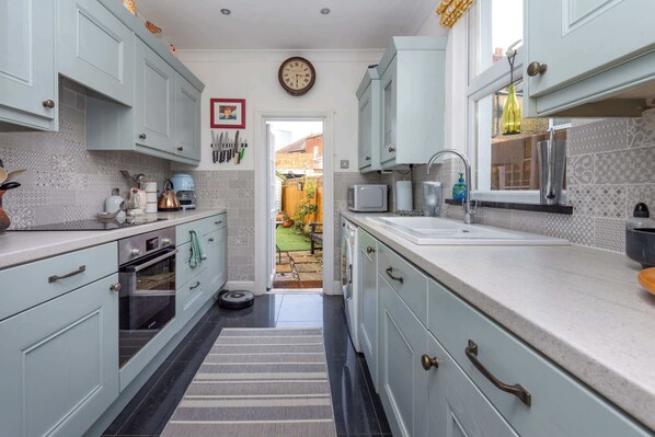 Frigorífic, microones, forn i placa de cuina 