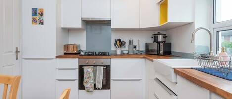 Refrigerador, microondas, horno, placa de cocina